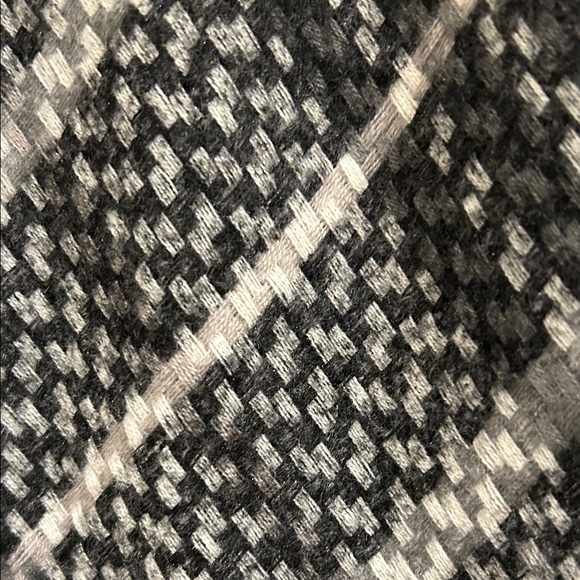 Chic Black and White Plaid Cape with Buckle - Picture 3 of 7